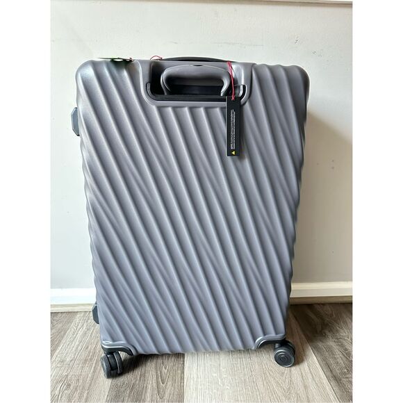 19 Degree Extended Trip Expandable Checked Luggage 76 cm $950 - Picture 10 of 11